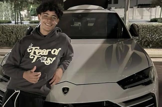 Con trai Ronaldo tạo dáng trước chiếc xe thể thao SUV mới toanh của mình. Con trai Ronaldo tao dang truoc chiec xe the thao SUV moi toanh cua minh.